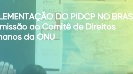 Sala de aula com uma bandeira brasileira colorida em gradiente, onde se lê o texto: Implementação do PIDCP no Brasil: Submissão ao Comitê de Direitos Humanos da ONU